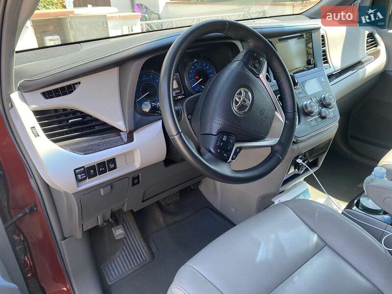 Минивэн Toyota Sienna 2017 в Николаеве