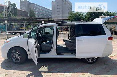 Мінівен Toyota Sienna 2017 в 