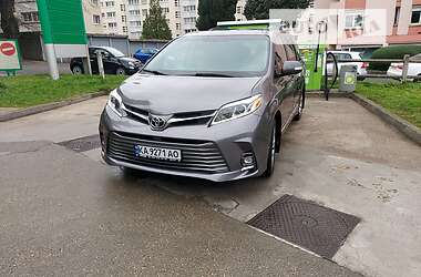 Минивэн Toyota Sienna 2015 в Киеве