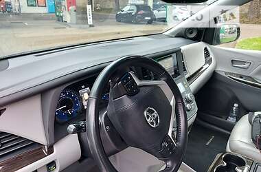 Минивэн Toyota Sienna 2015 в Киеве