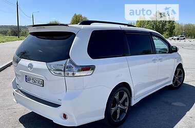 Мінівен Toyota Sienna 2015 в 