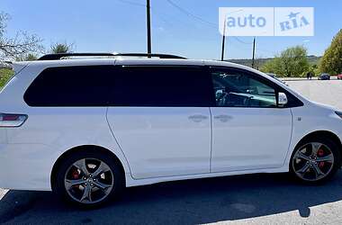 Мінівен Toyota Sienna 2015 в 
