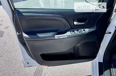 Мінівен Toyota Sienna 2015 в 