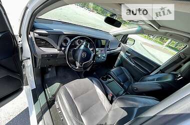 Мінівен Toyota Sienna 2015 в 