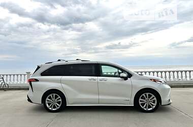 Минивэн Toyota Sienna 2020 в 