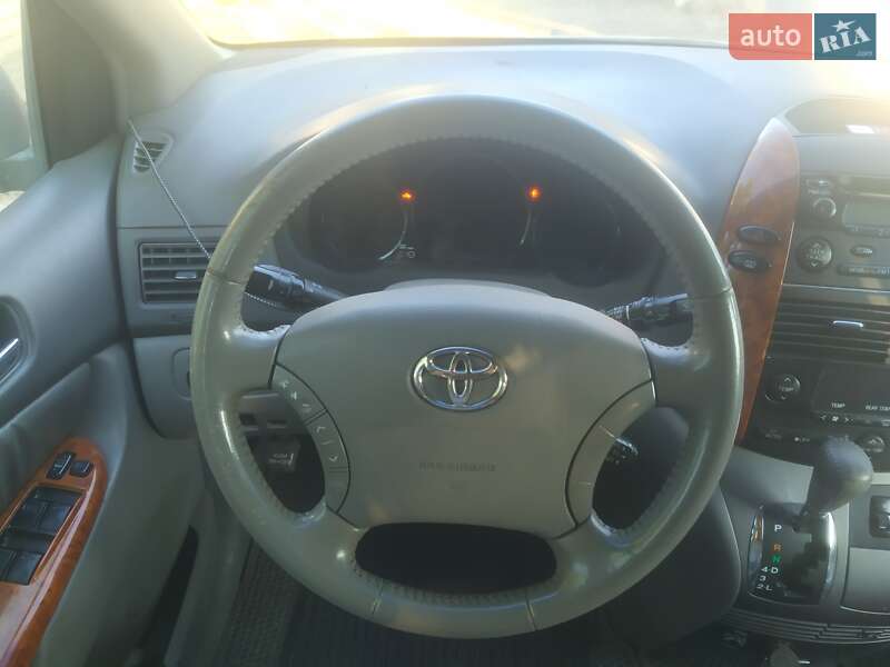 Мінівен Toyota Sienna 2005 в Лозовій