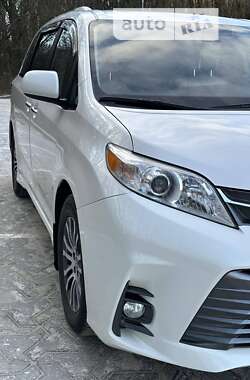 Минивэн Toyota Sienna 2017 в Тернополе