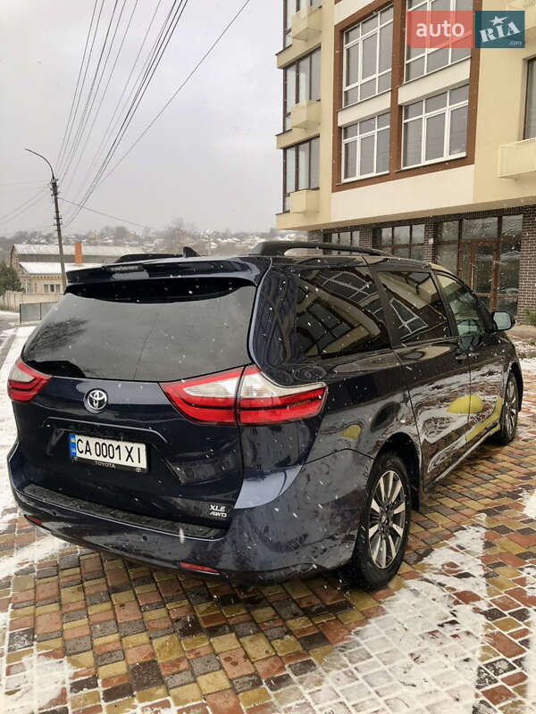 Мінівен Toyota Sienna 2019 в Умані