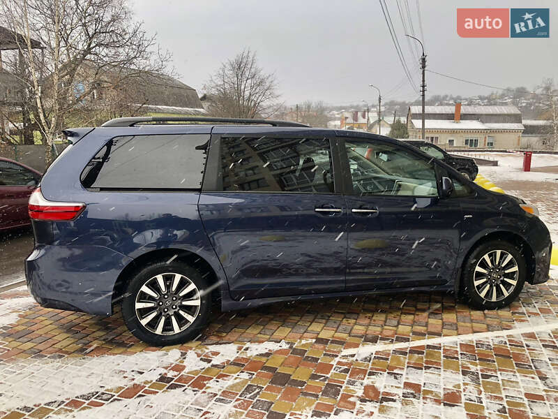 Мінівен Toyota Sienna 2019 в Умані