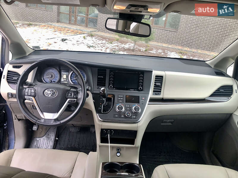 Мінівен Toyota Sienna 2019 в Умані