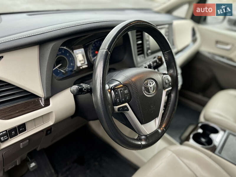Мінівен Toyota Sienna 2019 в Умані