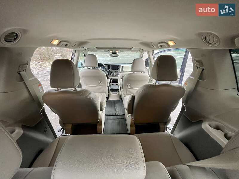 Мінівен Toyota Sienna 2019 в Умані