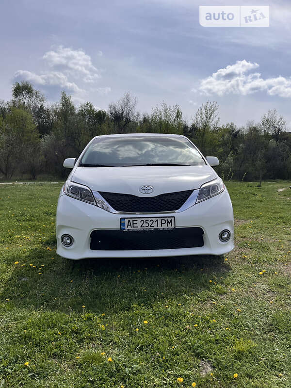 Минивэн Toyota Sienna 2016 в Днепре