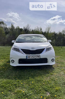 Мінівен Toyota Sienna 2016 в 