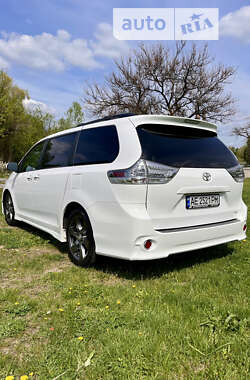 Мінівен Toyota Sienna 2016 в 
