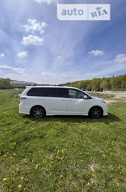 Мінівен Toyota Sienna 2016 в 