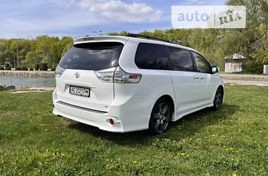 Мінівен Toyota Sienna 2016 в 