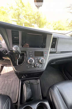 Мінівен Toyota Sienna 2016 в 
