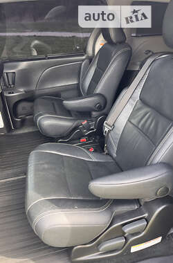 Мінівен Toyota Sienna 2016 в 