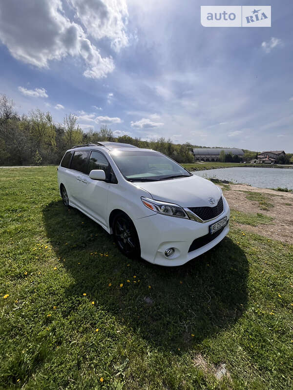Минивэн Toyota Sienna 2016 в Днепре