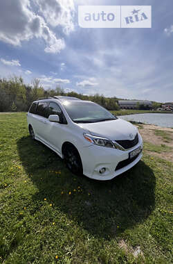 Мінівен Toyota Sienna 2016 в 