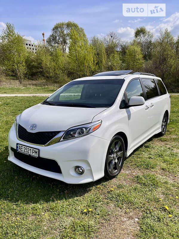 Минивэн Toyota Sienna 2016 в Днепре