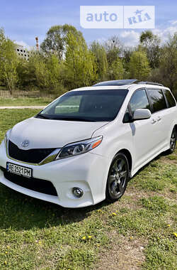Мінівен Toyota Sienna 2016 в 