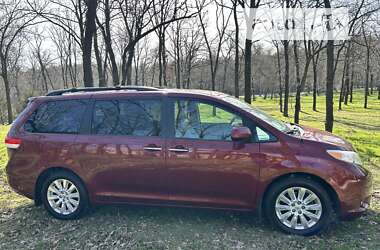 Минивэн Toyota Sienna 2014 в Запорожье