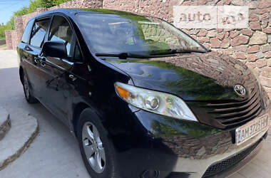 Мінівен Toyota Sienna 2016 в 