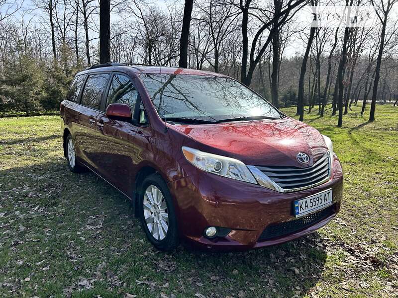 Мінівен Toyota Sienna 2014 в Запоріжжі