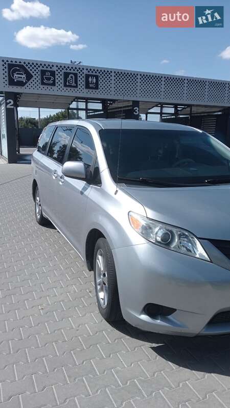 Мінівен Toyota Sienna 2010 в Шептицькому