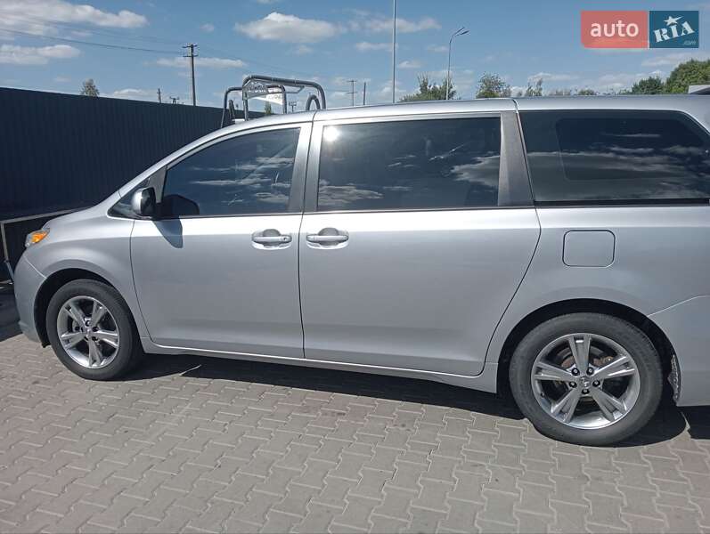 Мінівен Toyota Sienna 2010 в Шептицькому