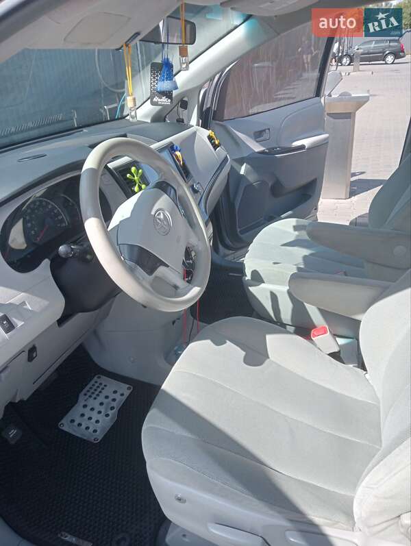 Мінівен Toyota Sienna 2010 в Шептицькому