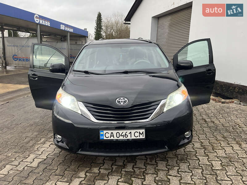 Минивэн Toyota Sienna 2013 в Ракитном