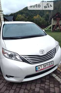 Минивэн Toyota Sienna 2016 в Косове