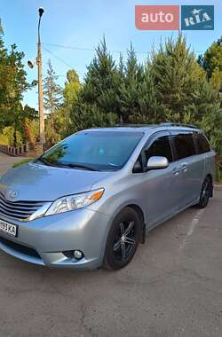 Мінівен Toyota Sienna 2016 в Харкові