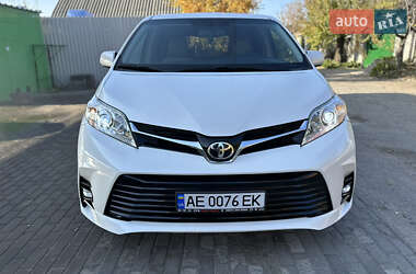 Мінівен Toyota Sienna 2015 в Дніпрі