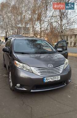 Минивэн Toyota Sienna 2010 в 
