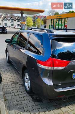Минивэн Toyota Sienna 2012 в 