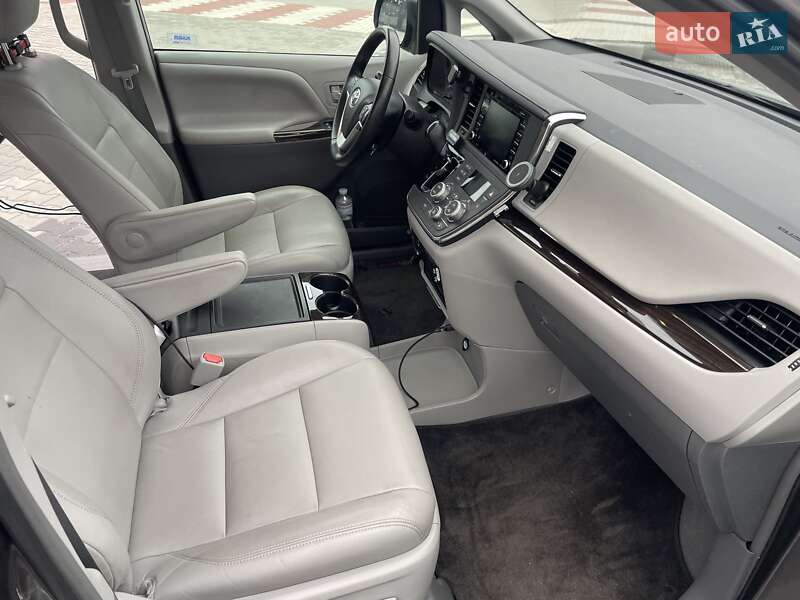 Мінівен Toyota Sienna 2019 в Києві