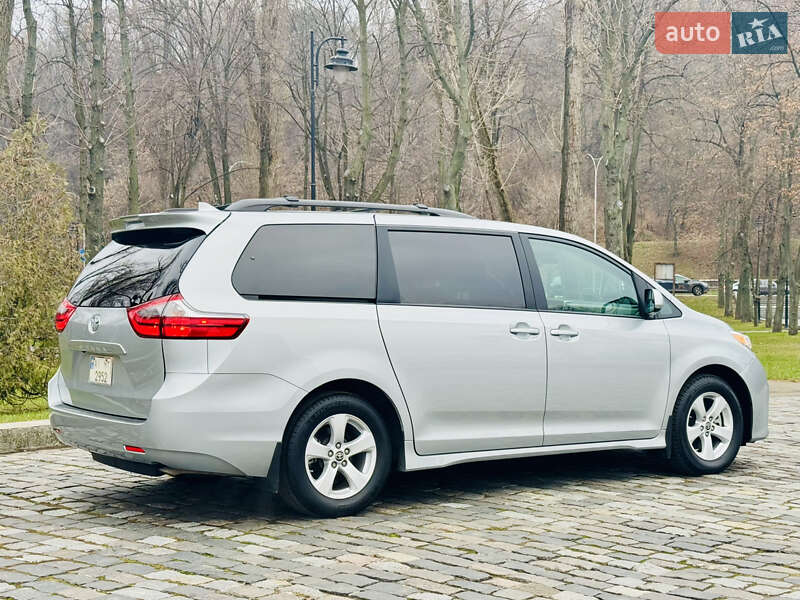 Мінівен Toyota Sienna 2020 в Києві