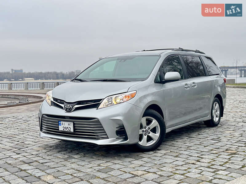 Мінівен Toyota Sienna 2020 в Києві