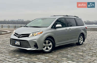 Мінівен Toyota Sienna 2020 в Києві