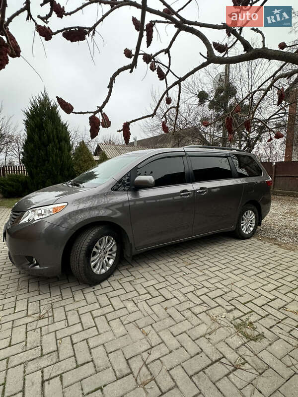 Мінівен Toyota Sienna 2016 в Харкові