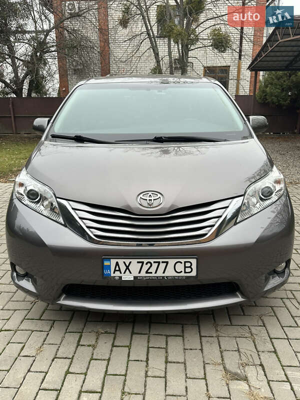 Минивэн Toyota Sienna 2016 в 