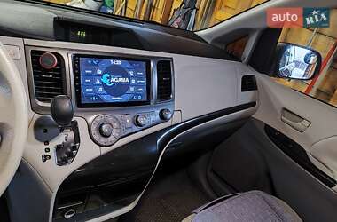 Минивэн Toyota Sienna 2010 в 