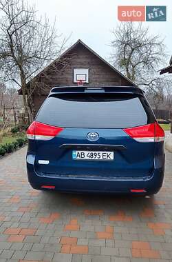 Минивэн Toyota Sienna 2010 в 