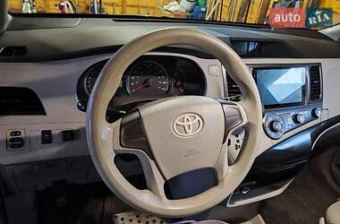 Минивэн Toyota Sienna 2010 в 