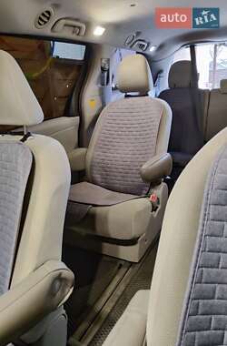 Минивэн Toyota Sienna 2010 в 