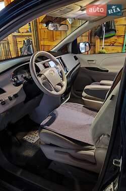 Минивэн Toyota Sienna 2010 в 